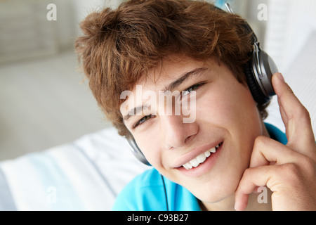 Woman wearing headphones Banque D'Images