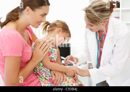 Femme médecin de l'enfant par injection Banque D'Images