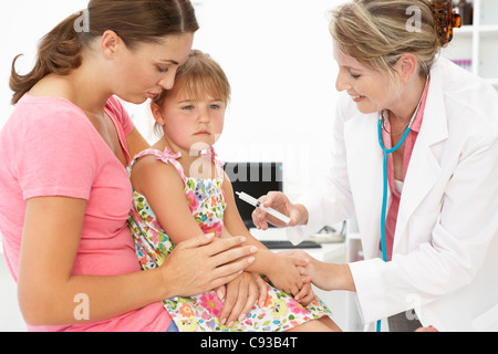 Femme médecin de l'enfant par injection Banque D'Images