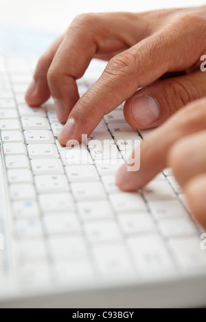 Close up man using computer keyboard Banque D'Images