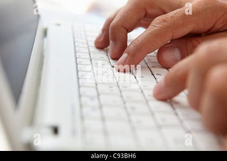 Close up man using computer keyboard Banque D'Images