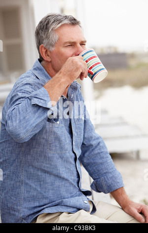 Senior man relaxing outdoors Banque D'Images