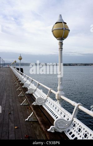 Close-up of Victorian Lampes et coin sur Torquay Princess Pier, Devon, Angleterre. Banque D'Images