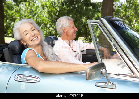 Senior couple in sports car Banque D'Images