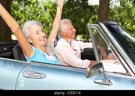 Senior couple in sports car Banque D'Images