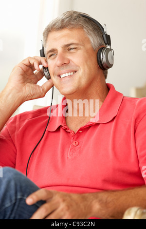 Mid age man wearing headphones Banque D'Images