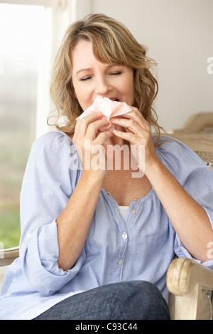 Femme d'âge moyen l'éternuement Banque D'Images