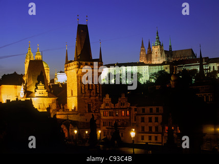 Le Pont Charles avec Habour et Hradcany Castle sur Vltava dans la nuit Banque D'Images