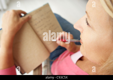 Senior woman writing in notebook Banque D'Images