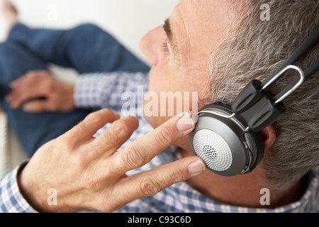 Mid age man wearing headphones Banque D'Images