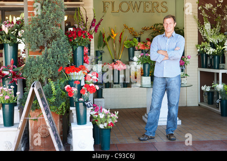 Homme debout à l'extérieur un fleuriste Banque D'Images