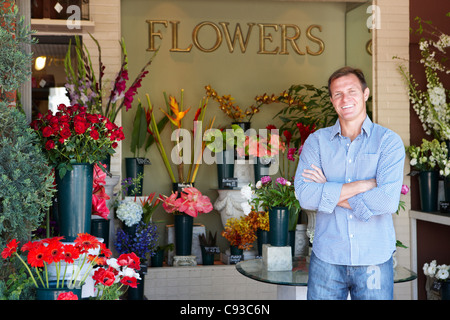 Homme debout à l'extérieur un fleuriste Banque D'Images