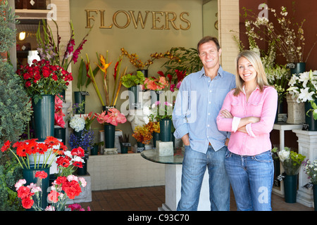 Couple debout à l'extérieur un fleuriste Banque D'Images