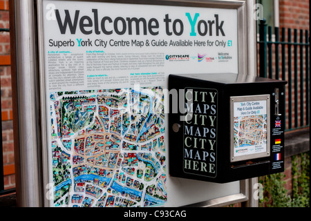 Bienvenue à New York, la vente des cartes de la ville pour l'industrie du tourisme pour les visiteurs qui sont vos visites de York, Yorkshire. Banque D'Images