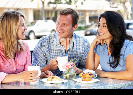 Friends chatting en dehors de cafÃ© Banque D'Images