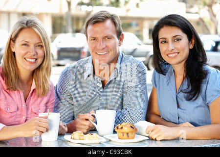 Friends chatting en dehors de cafÃ© Banque D'Images