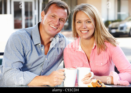 Couple sitting at sidewalk cafÃ© Banque D'Images