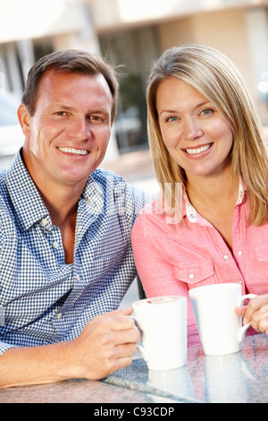 Couple sitting at sidewalk cafÃ© Banque D'Images