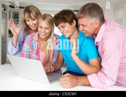 Family using laptop Banque D'Images