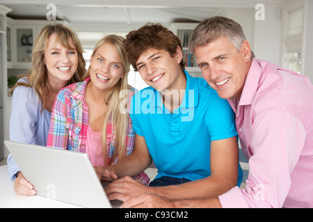 Family using laptop Banque D'Images