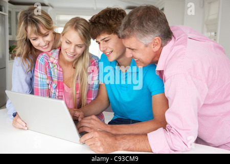 Family using laptop Banque D'Images