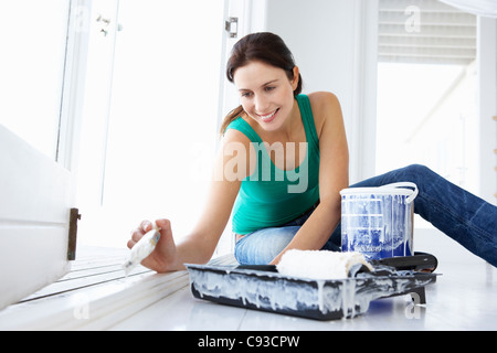 Woman decorating house Banque D'Images