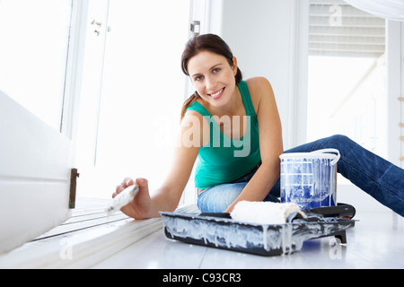 Woman decorating house Banque D'Images