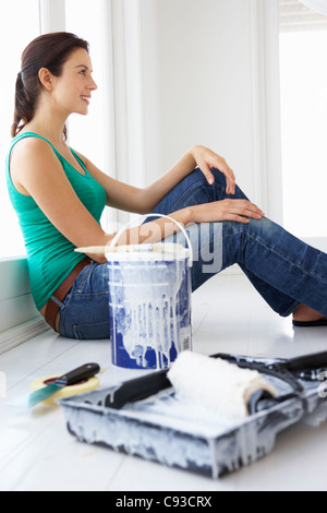 Woman decorating house Banque D'Images