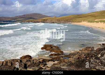 Plage de Traigh Lar, avec Pierre Macleods partie chemin jusqu'à la colline sur la droite de la photo Banque D'Images