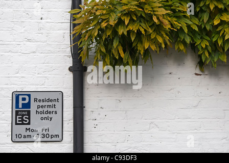 Parking gratuit pour les détenteurs de permis de résident seul signe à mortlake, au sud-ouest de Londres, Angleterre Banque D'Images