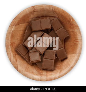 Délicieux morceaux de chocolat au lait dans un bol en bois photographié d'en haut. Couper Banque D'Images