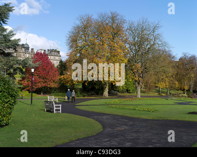 Dh Valley Gardens HARROGATE NORTH YORKSHIRE personnes marcher dans un parc d'automne parc chemin à pied couple britannique Banque D'Images