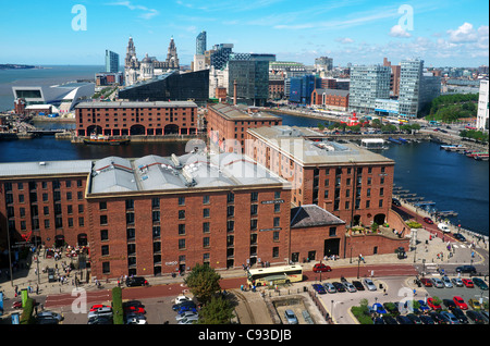 Albert Docks, la Mersey Docks de Liverpool, et offre une vue sur l'horizon pour le Liver Building, Liverpool Banque D'Images