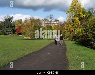 Dh Valley Gardens HARROGATE NORTH YORKSHIRE personnes marcher dans un parc d'automne chemin à pied parc couple de personnes âgées Banque D'Images