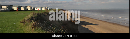 Rangée de caravanes site résidentiel près d'une érosion rapide de la falaise sur la côte est du Royaume-Uni dans le Yorkshire. Banque D'Images