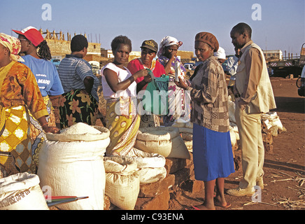 Au bord de la femme Meru Duka avec du riz à vendre Meru Kenya District Banque D'Images