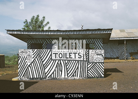 La décoration des toilettes avec zebra rayures noires et blanches avec des hommes et femmes Hommes Femmes entrées près du lac Manyara, Tanzanie Banque D'Images