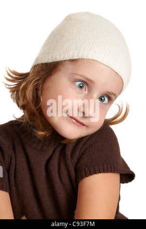 Portrait d'une petite fille faire des grimaces isolé sur fond blanc. Banque D'Images