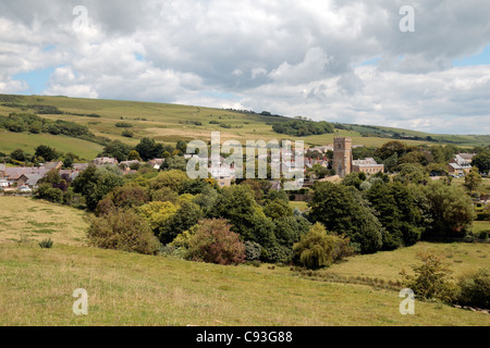 Vue depuis une colline dominant le joli village d'Abbotsbury, Dorset, UK. Banque D'Images