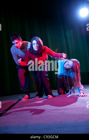 Les jeunes adolescents dans un atelier de théâtre d'improvisation dramatique, UK Banque D'Images