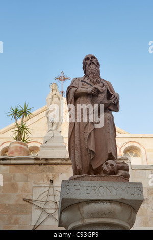 Statues de saint Jérôme et de Sainte Catherine à l'église St Catherine, Bethléem, Palestine Banque D'Images