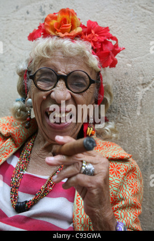 La femme cubaine âgée et excentrique Graciela Gonzalez aussi connue sous le nom de Granny Puretta fume le cigare à l'âge de 84 ans dans le centre historique de la Havane, Cuba. Banque D'Images