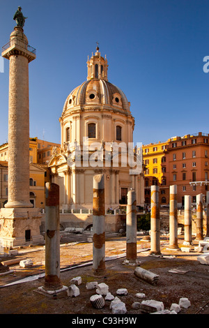 La Colonne Trajane et les ruines du Forum de Trajan avec de Santissimo Nome di Maria au-delà de l'église, Rome Lazio Italie Banque D'Images