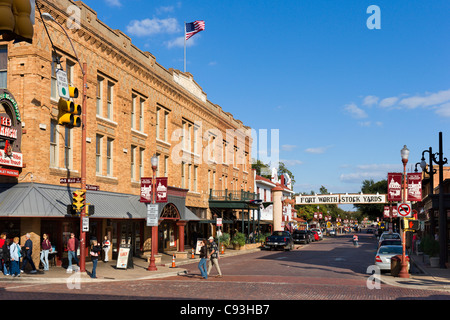 Exchange Avenue à l'intersection avec la rue principale avec le Stockyards Hotel à gauche, Stockyards District, Fort Worth, Texas, États-Unis Banque D'Images