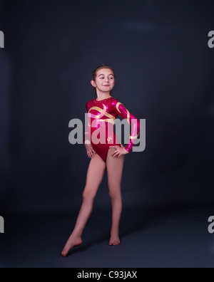 Jeune gymnaste posing. Banque D'Images