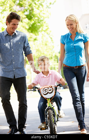 Les parents de garçon à vélo Banque D'Images