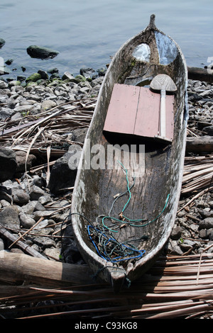 Bateau de pêche traditionnel sur le lac Maninjau depuis il côte à l'Ouest de Sumatra, Banque D'Images