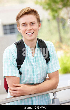 Portrait jeune homme à l'extérieur Banque D'Images