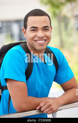 Portrait jeune homme à l'extérieur Banque D'Images