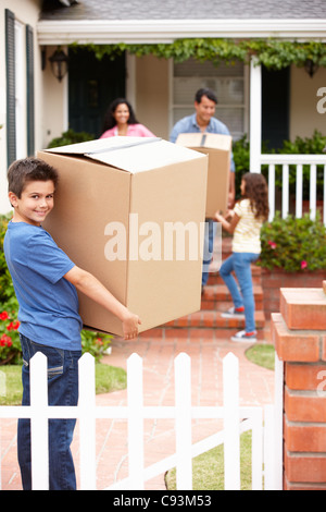 Déménagement de la famille en maison de location Banque D'Images